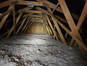 Zateplení stropu dřevostavby pomocí foukané izolace